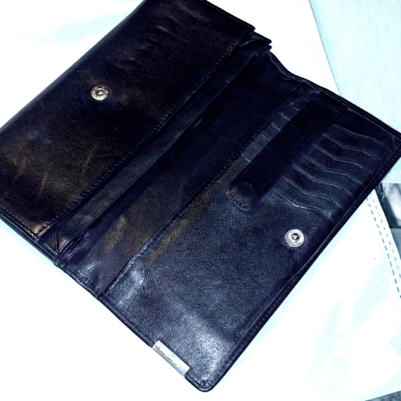 Mano Selection Fine Leather Black Ladies Wallet, Clutch with Monogram.Snap Close - Picture 6 of 8